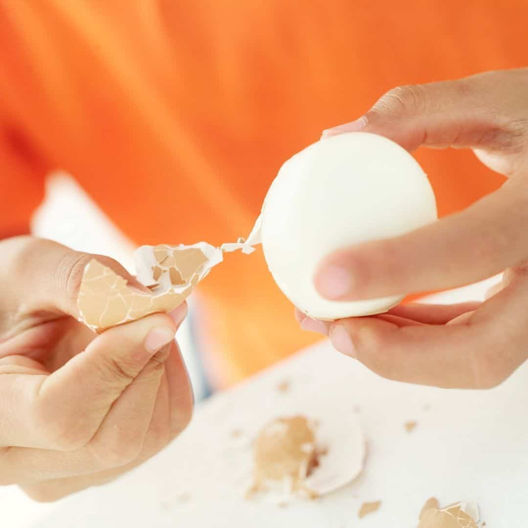 removing an eggshell