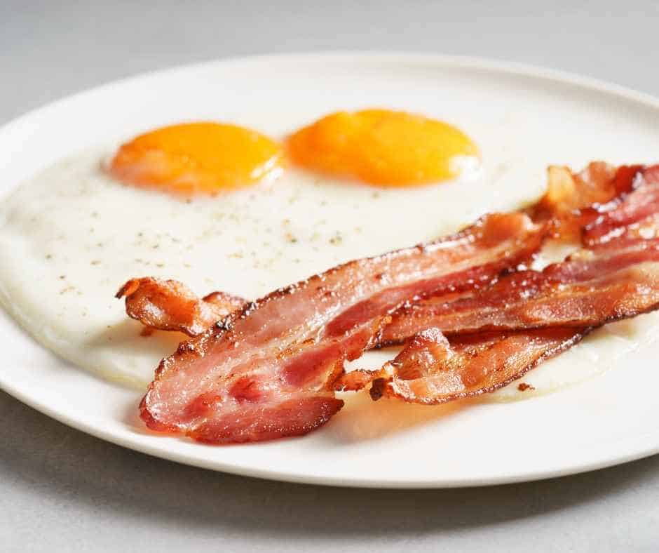 Keto breakfast - bacon and eggs