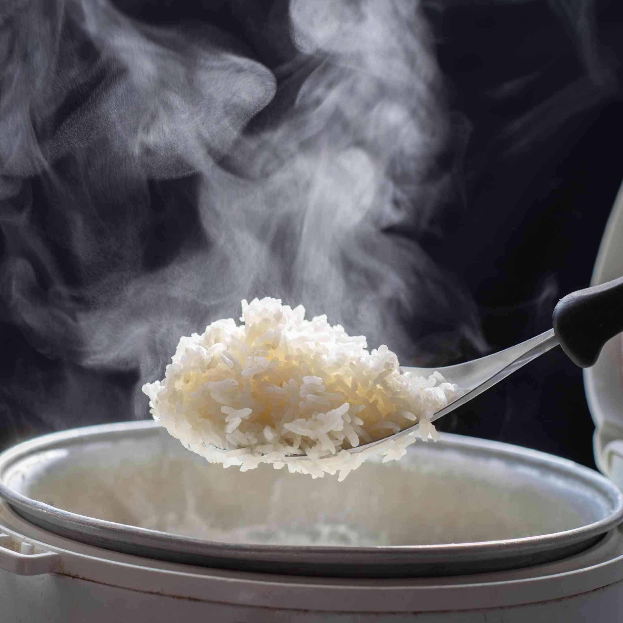 Steaming white rice in a steam фото 19