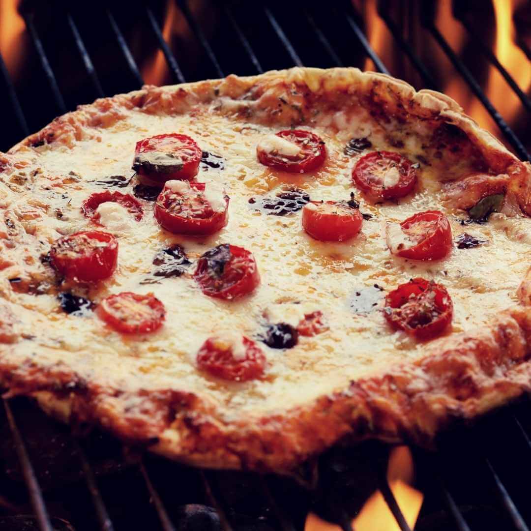 pizza on bbq