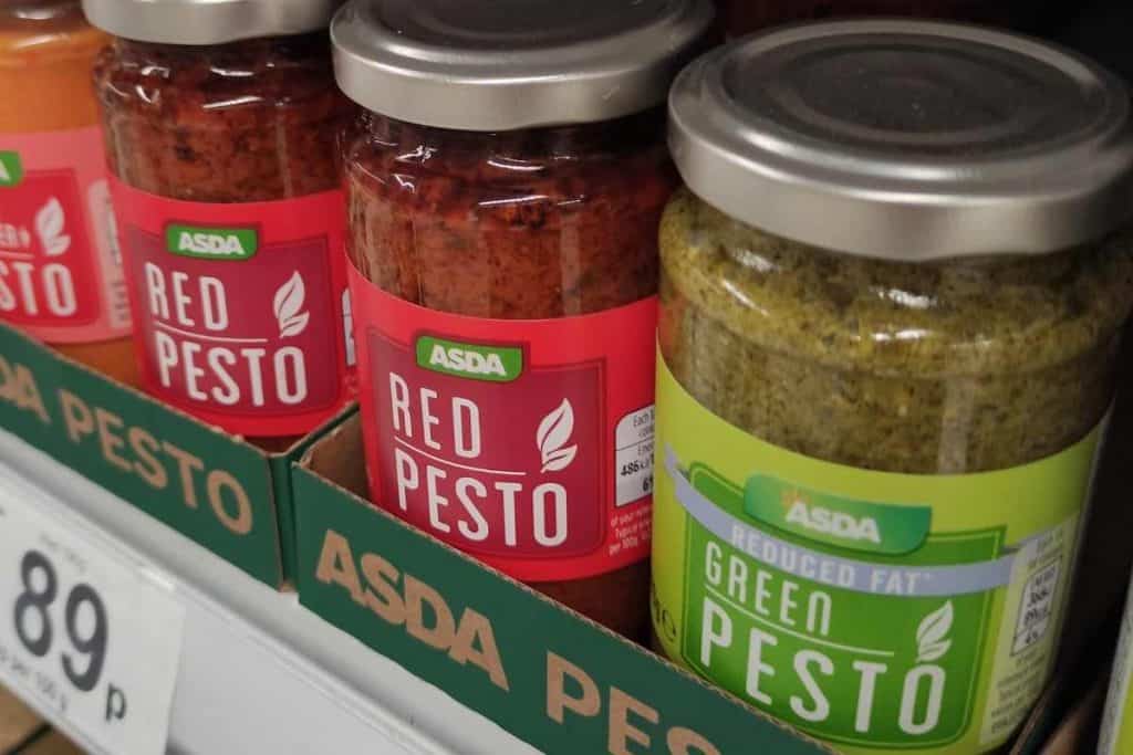 jars of green and red pesto