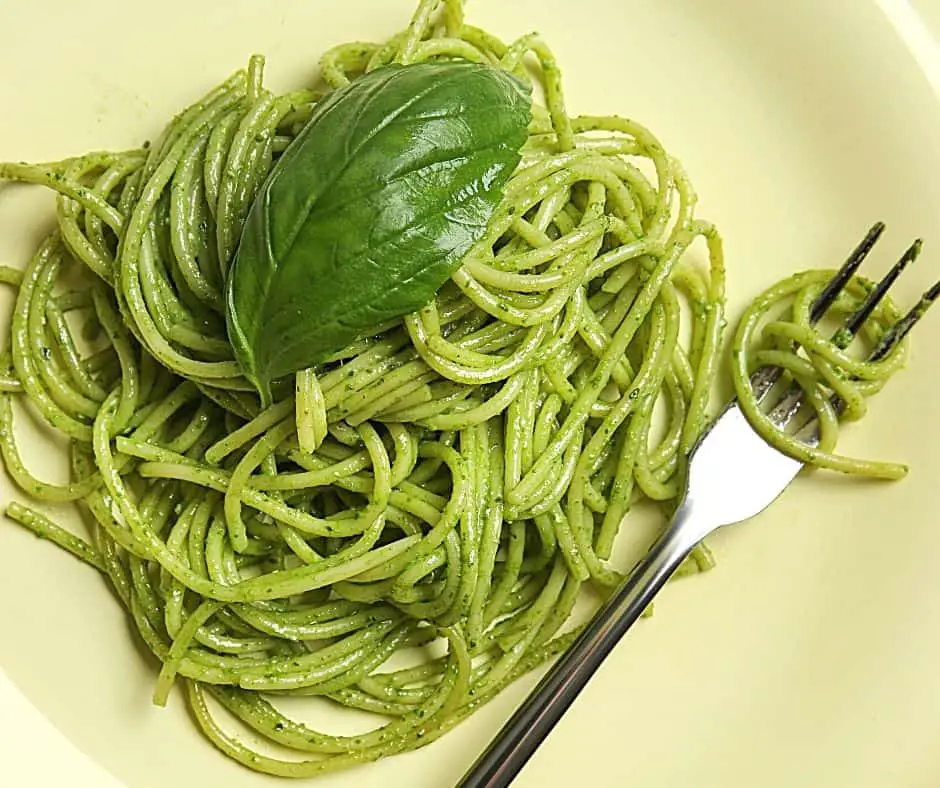 pesto sauce mixed with spaghetti