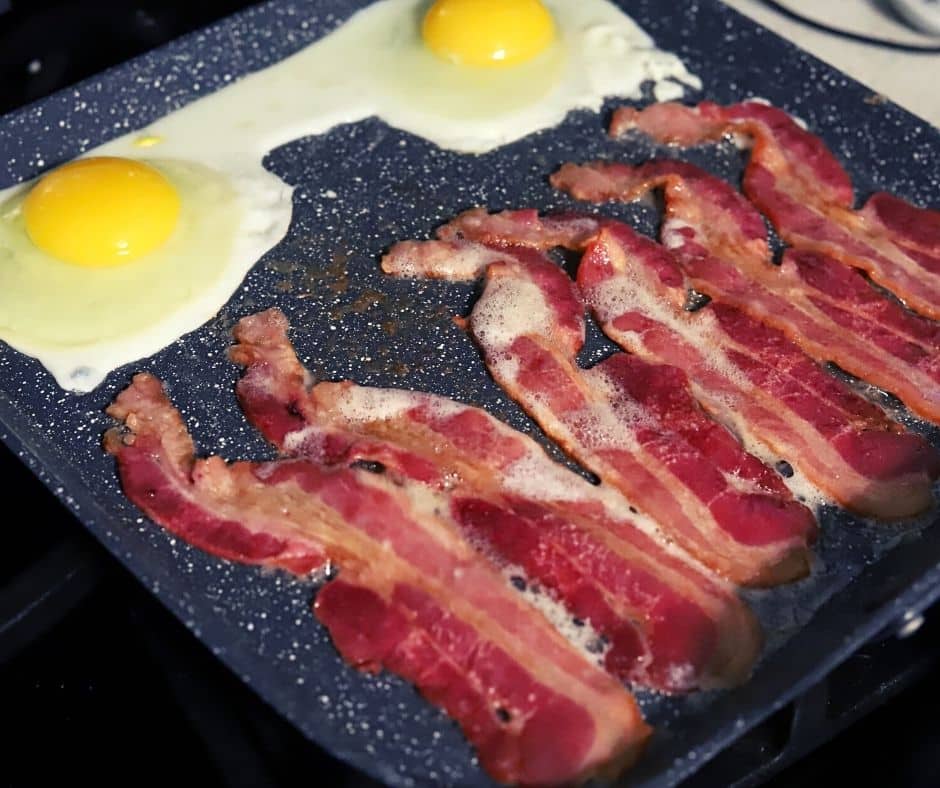 cooking bacon and eggs in the oven