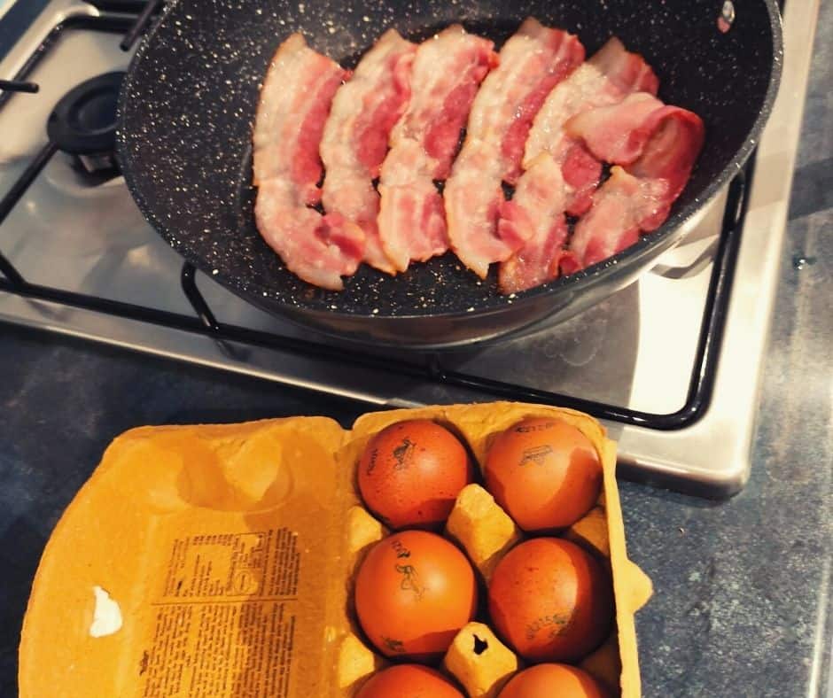 cooking bacon and eggs in the same pan