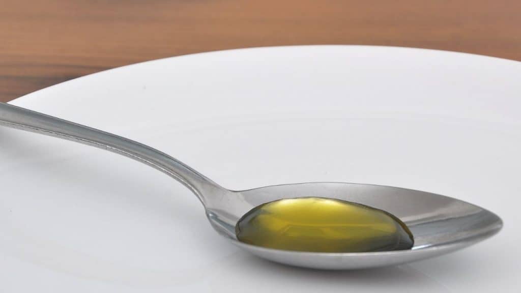 spoon full of extra virgin olive oil