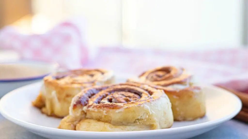 air fryer baked cinnamon rolls