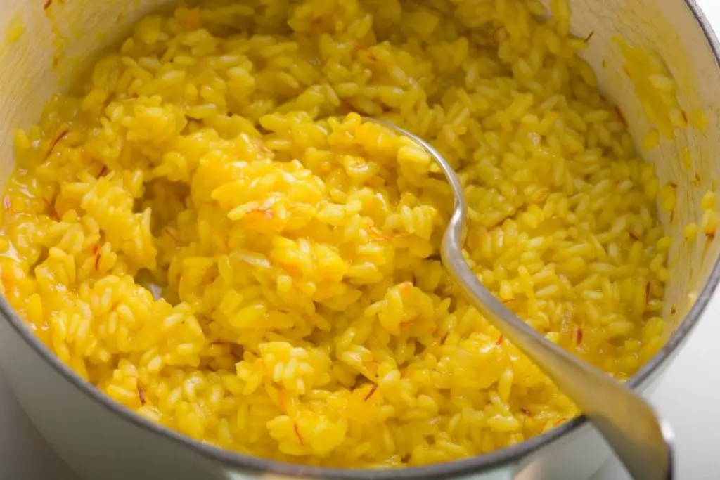 Making saffron rice