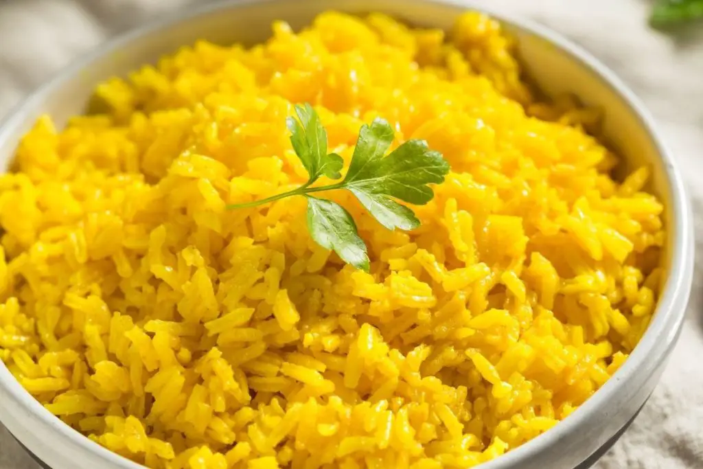 Cooking rice with turmeric 