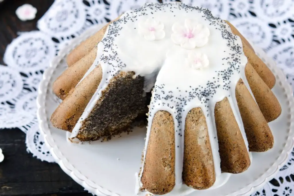 cake with poppy seeds