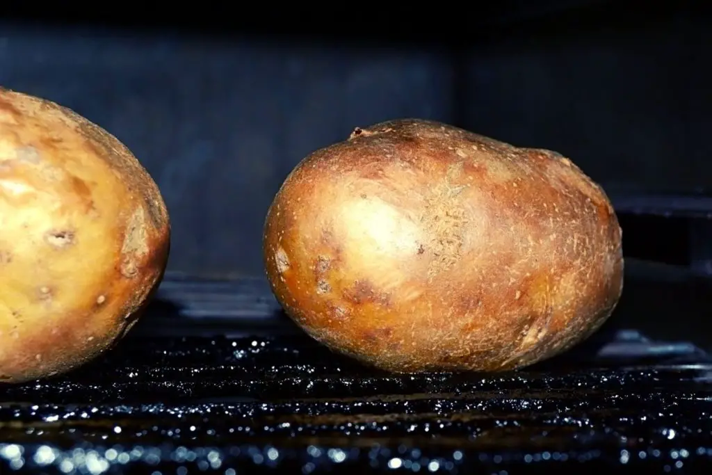 baking potatoes in the oven for a long time 