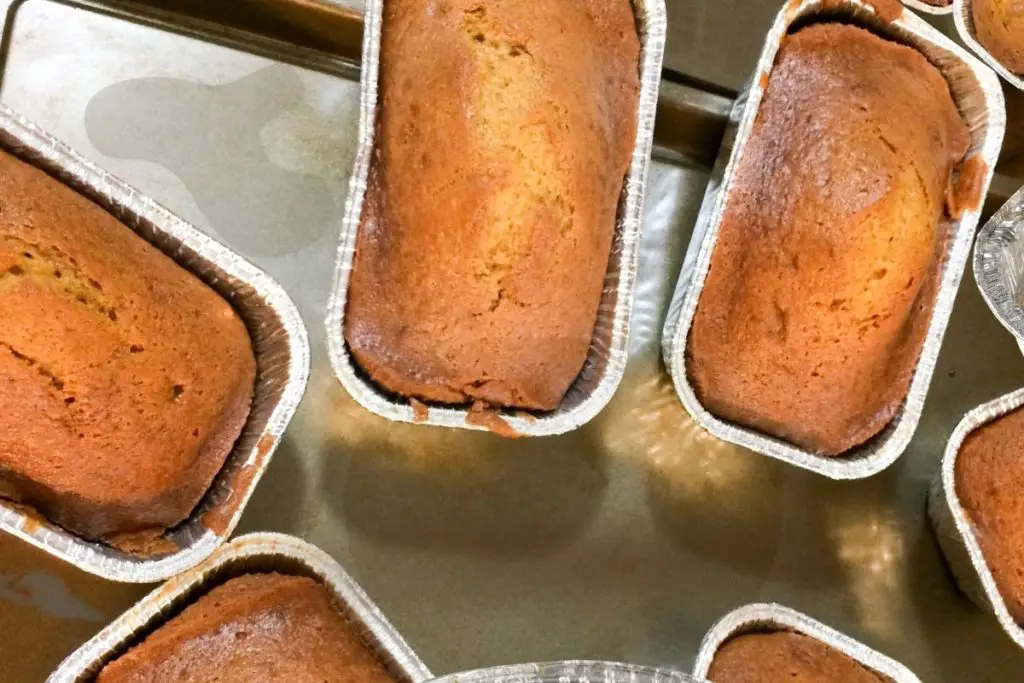storing cakes in disposable aluminum pan
