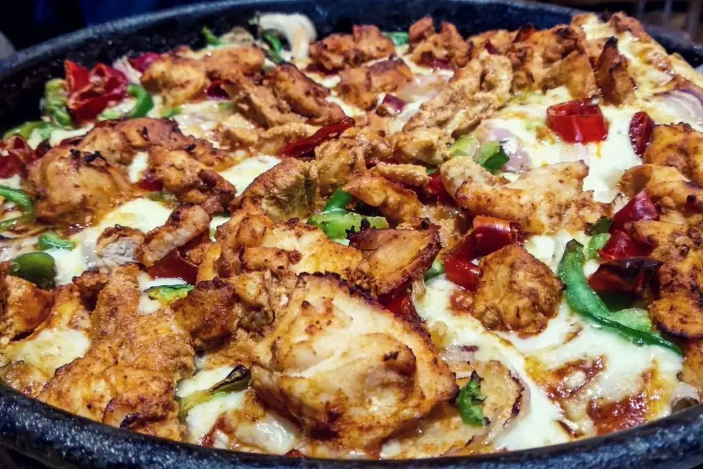 keto pizza with chicken topping