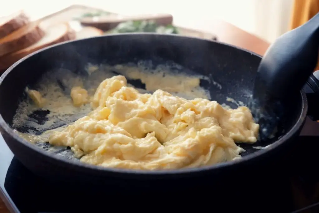 cooking scrambled eggs without turning green