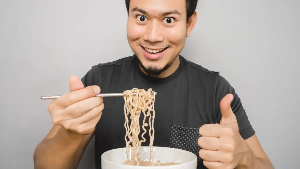 eating instant noodles cooked without a stove and microwave
