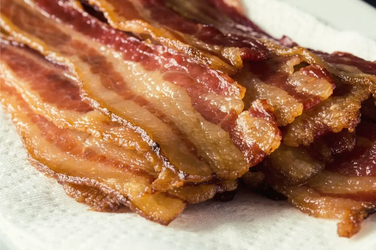How To Cook Large Quantities Of Bacon (3 Easy Methods)