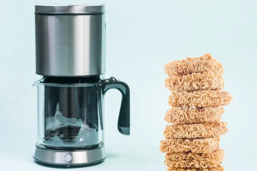 making instant noodles with coffee maker