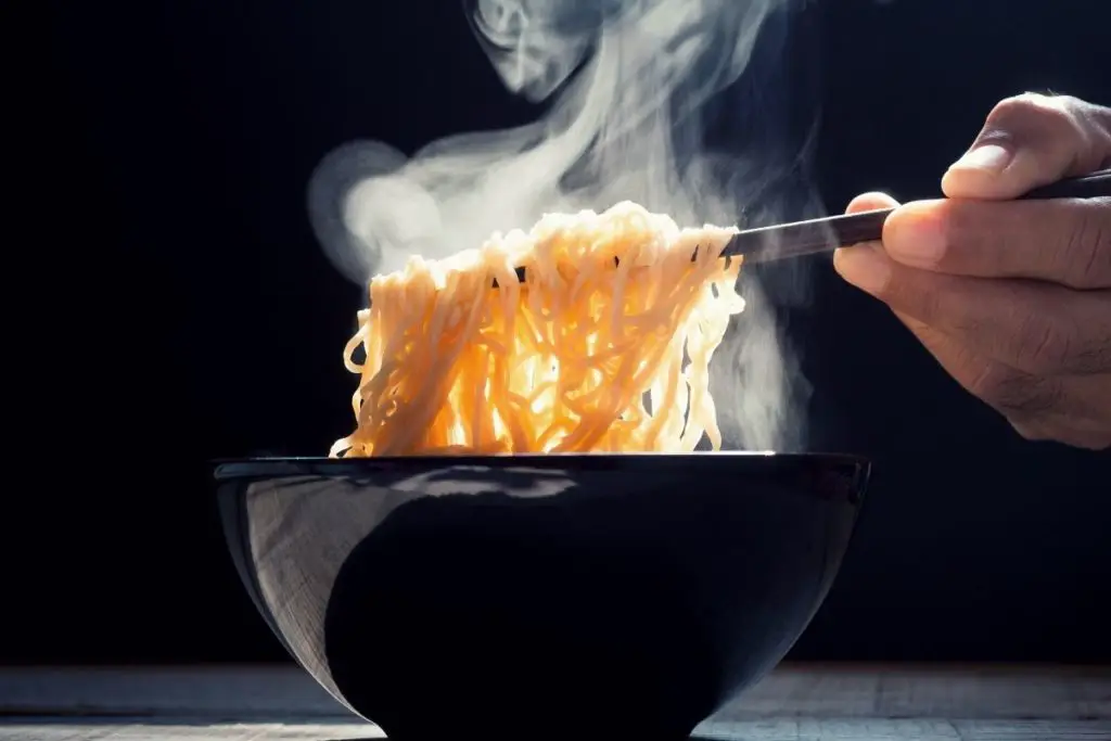 making instant ramen noodles with hot water