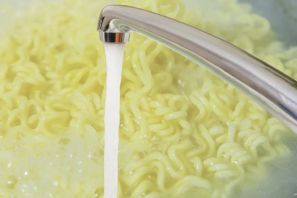 using a hot water tap to make instant noodles 