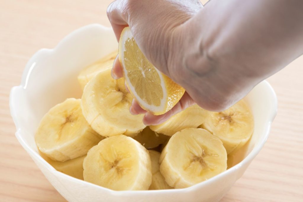 adding lemon juice to peeled bananas to help preserve their freshness