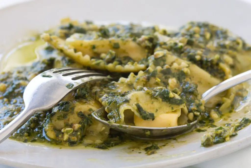 cheap  easy pesto ravioli with spinach 