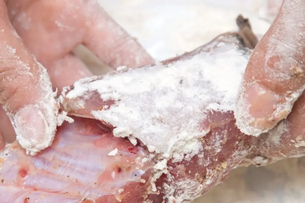 covering fish fillet with cornstarch to remove the smell