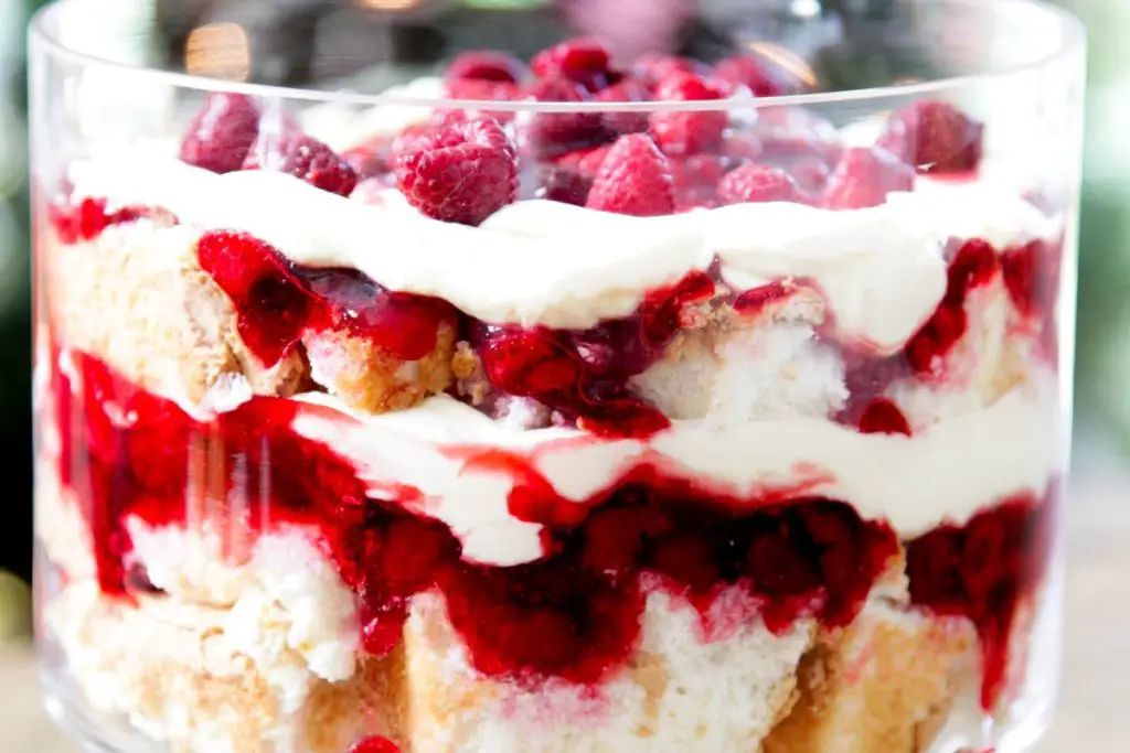 easy berry trifle with pound cake