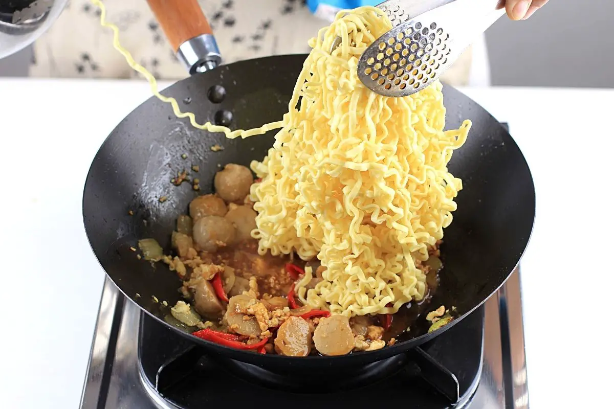 Why Use A Wok Instead Of A Frying Pan? (6 Compelling Reasons)