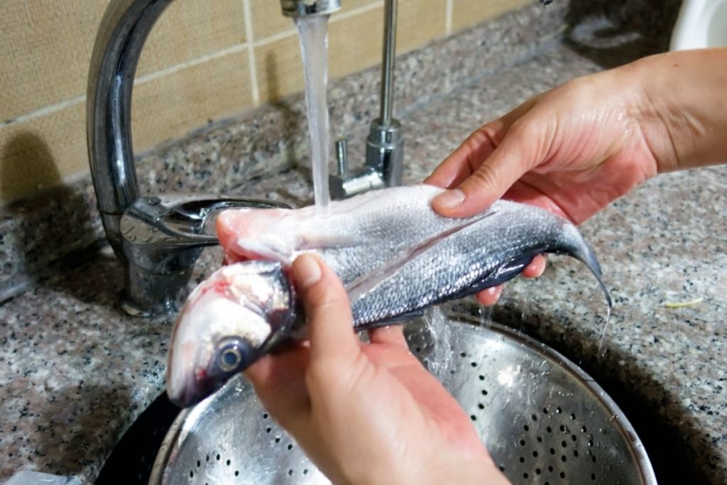 washing fish to make it less fishy