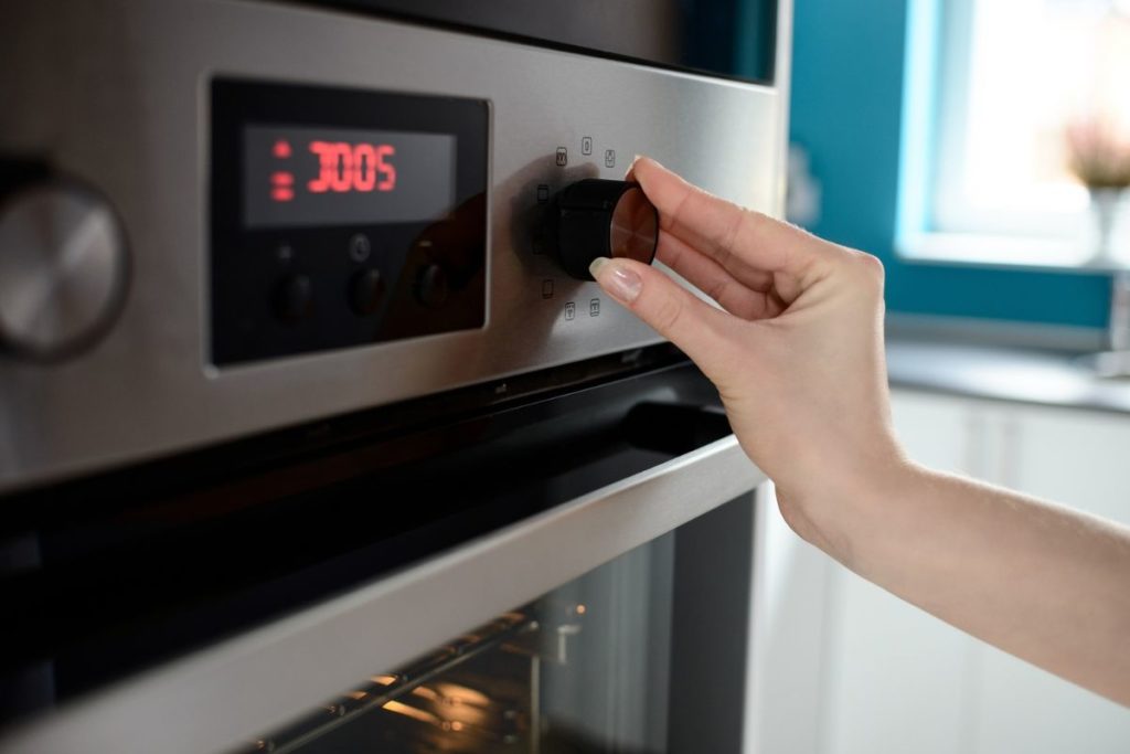 setting the oven temperature to keep food warm