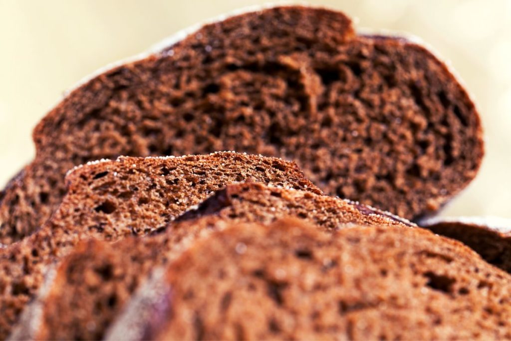 easy pumpernickel bread loaf