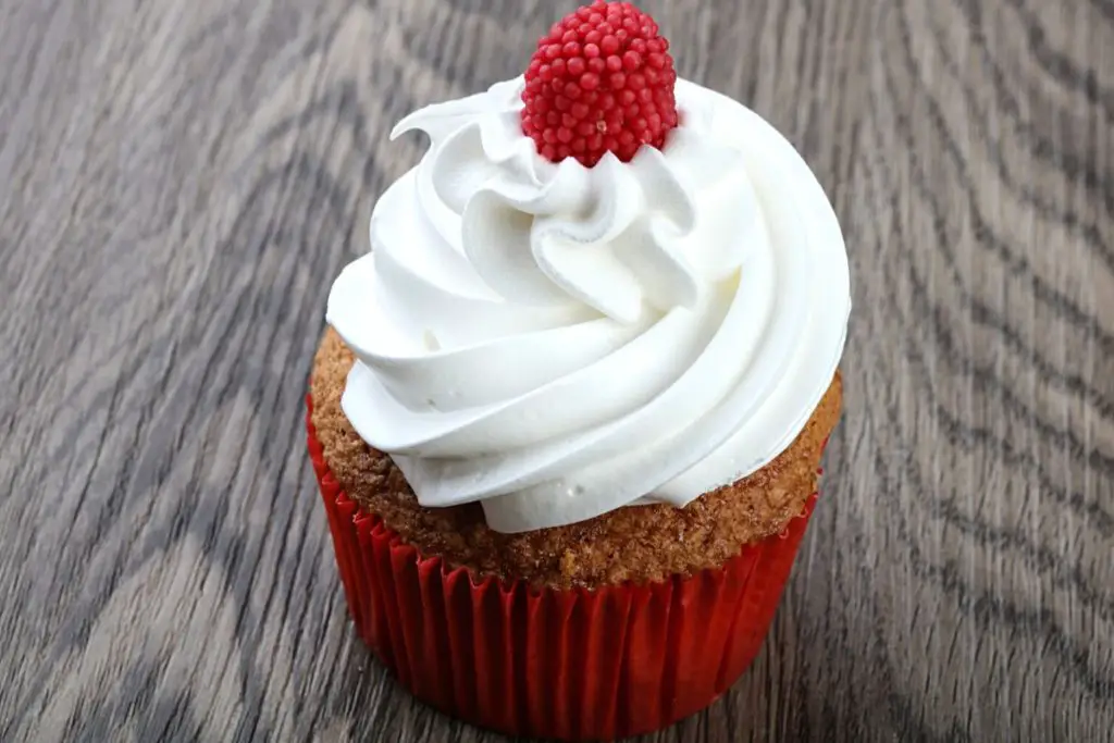 fluffy whipped cream frosting