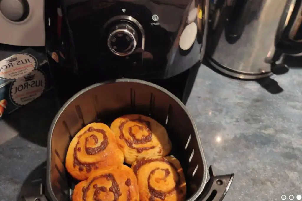 reheating cinnamon rolls in an air fryer