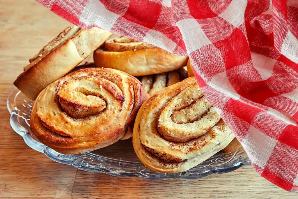 how to store cinnamon rolls overnight