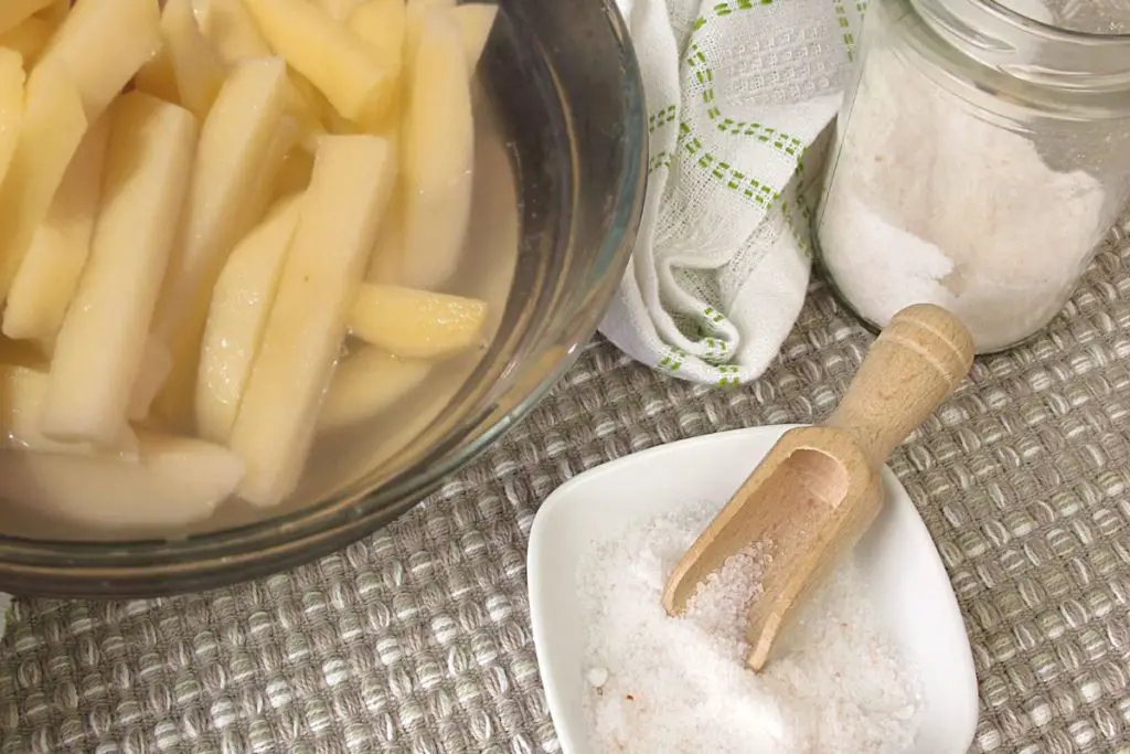 soaking potatoes in salt water before frying