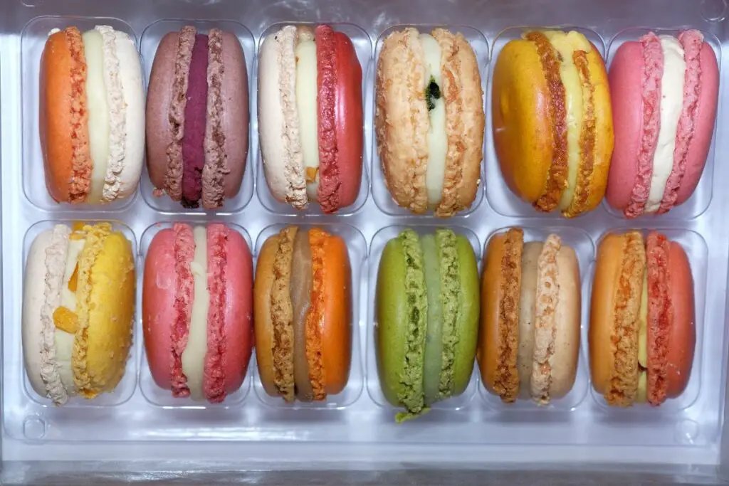 macaron storage container