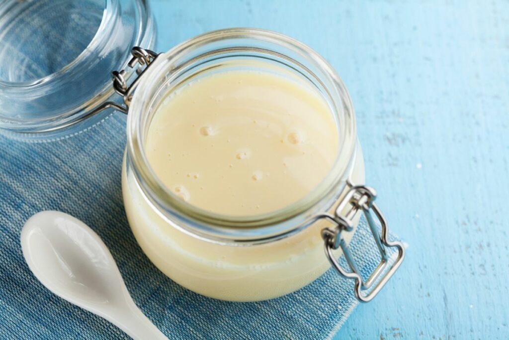 It is essential to pick a suitable container for your condensed milk. Your container should ideally have an airtight seal to prevent airflow and deterioration. 