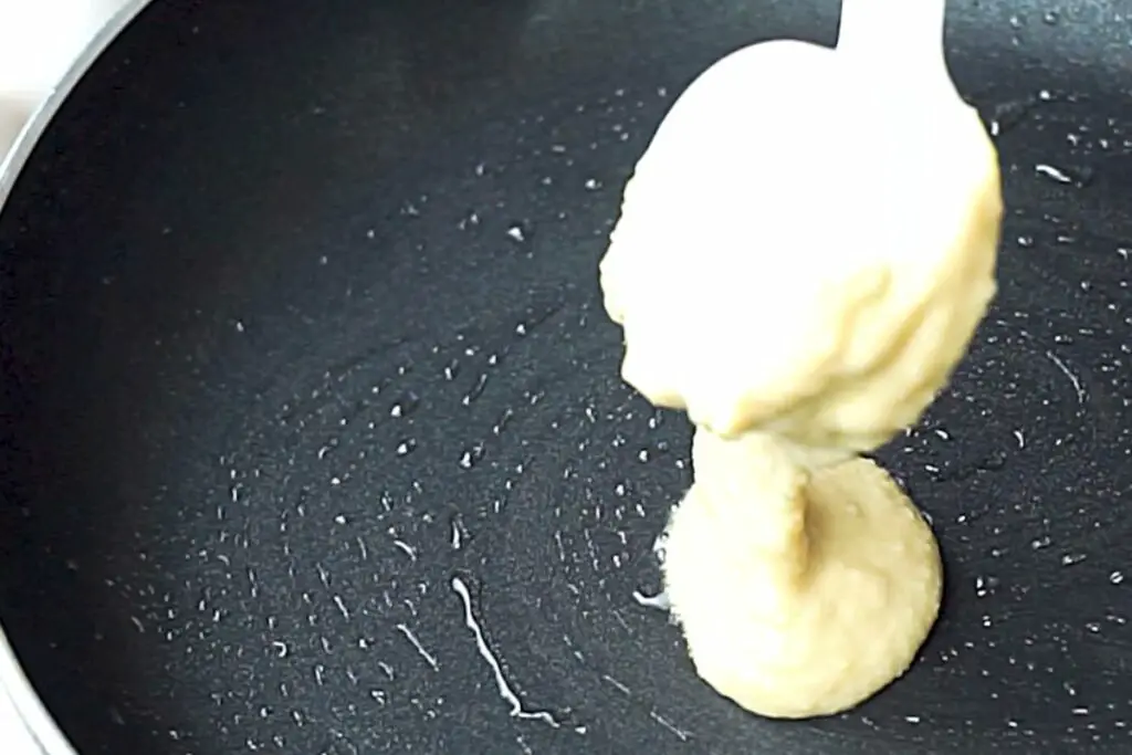 making almond flour pancakes