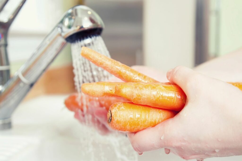 washing the carrots before storage
