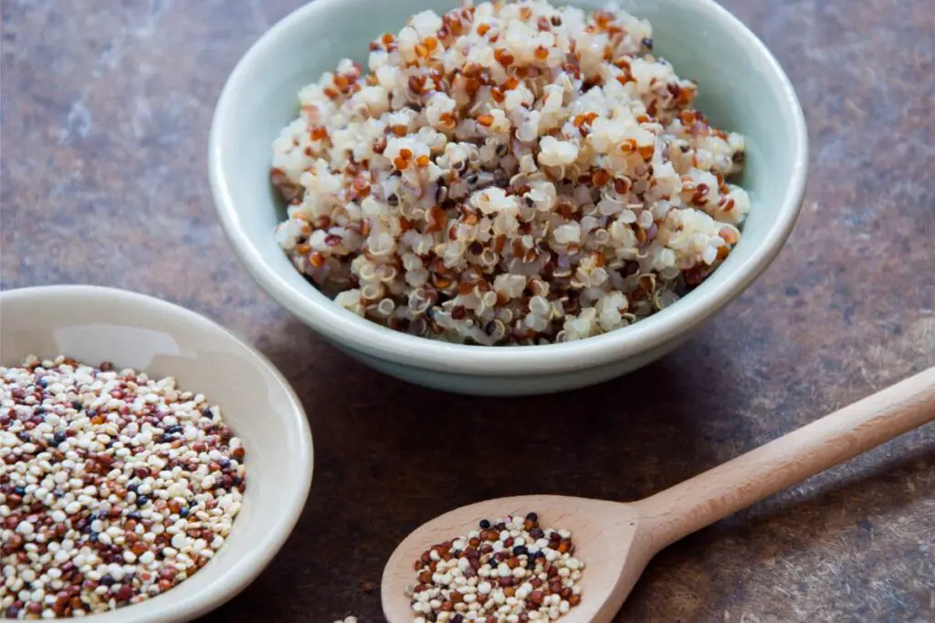 Cooked and raw quinoa