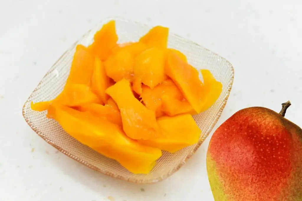 cut mangoes 