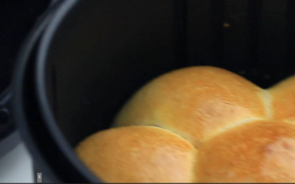 baked bread rolls in air fryer basket
