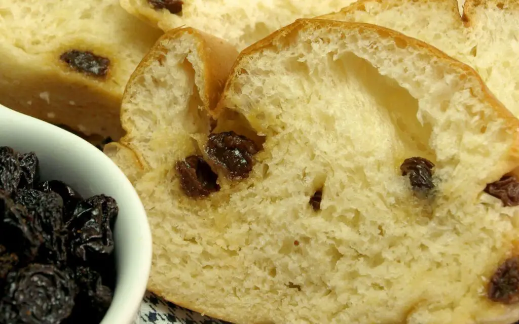 raisin bread rolls