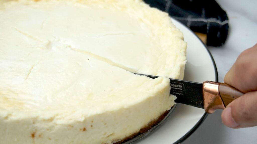 cutting a cheesecake