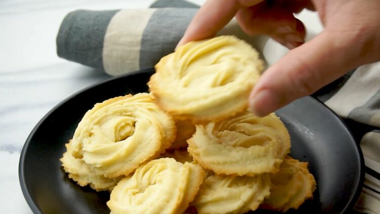 The Easiest Melt In Your Mouth Shortbread Cookie Recipe (Irresistibly