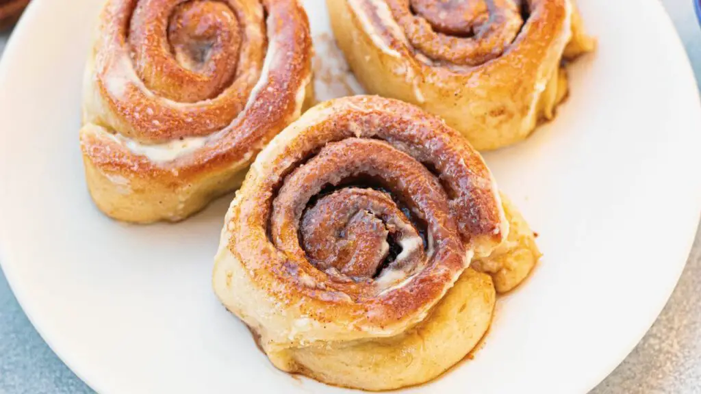 air fryer cinnamon rolls with heavy cream