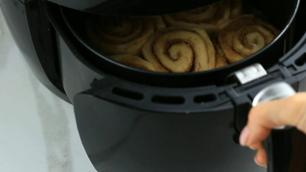 baking cinnamon rolls in air fryer