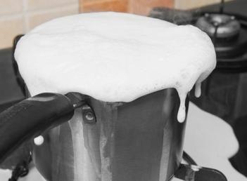 Can we boil milk in electric kettle? - Homeandhomeonly