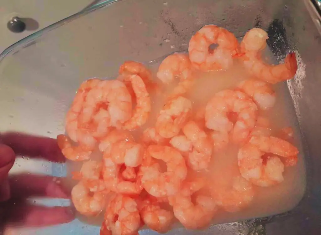 perfectly cooked shrimp in the microwave