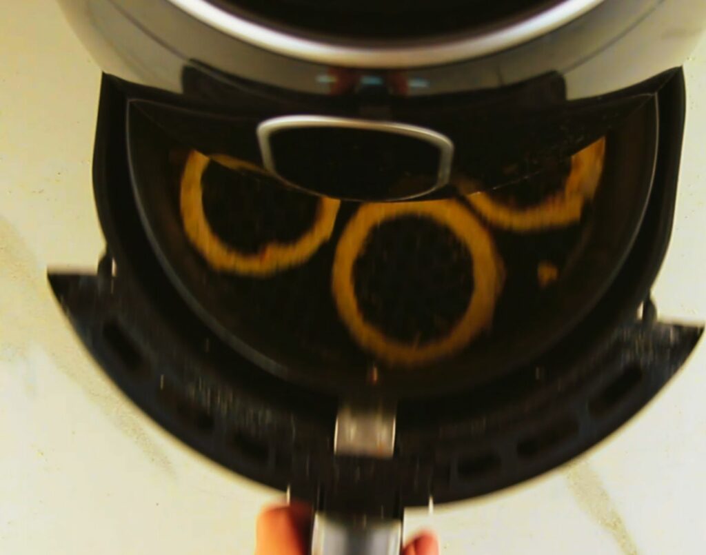 reheating onion rings in an air fryer