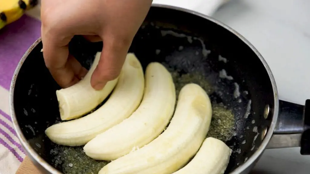 Arranging the banana halves on the sugar layer